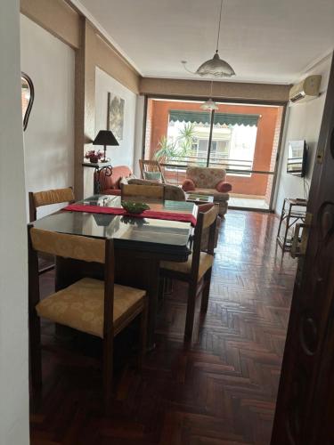 uma sala de jantar e sala de estar com mesa e cadeiras em Tintes de Otoño em San Miguel de Tucumán