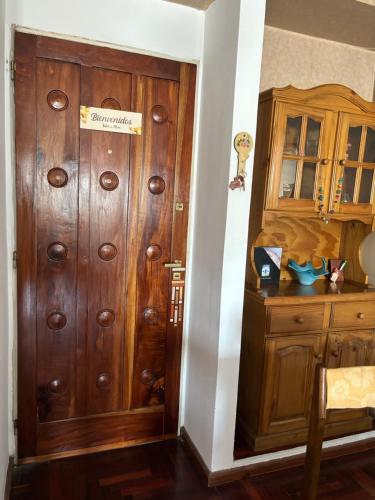 una gran puerta de madera en una habitación con armario en Tintes de Otoño en San Miguel de Tucumán