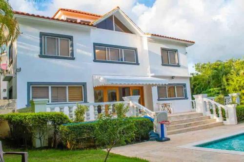 Casa blanca con piscina en VILLA I-31 capacidad para 20 personas, en Paraíso