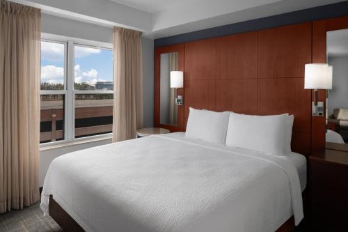 um quarto de hotel com uma cama e uma janela em Residence Inn East Rutherford Meadowlands em East Rutherford