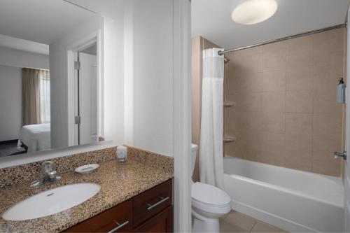 La salle de bains est pourvue d'un lavabo, de toilettes et d'une douche. dans l'établissement Residence Inn East Rutherford Meadowlands, à East Rutherford