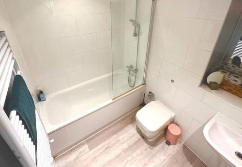 uma casa de banho com um chuveiro, um WC e um lavatório. em H4: Fantastic Apartment - 100m from Piccadilly Circus em Londres