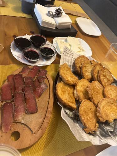 - une table avec de la viande et du pain dans l'établissement Villa Ivan & Petar, à Belitsa