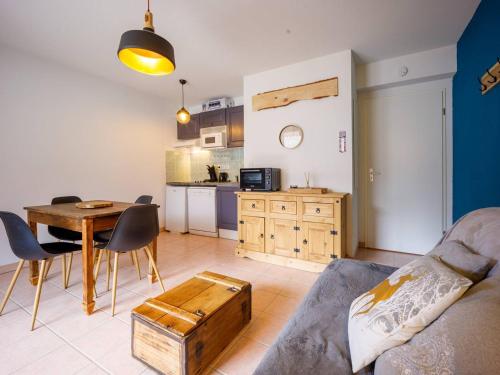 ルダンヴィエルにあるLoudenvielle : Appartement cosy pour 4 pers. avec terrasse et local à vélos - FR-1-695-23のテーブルとキッチンのあるリビングルーム