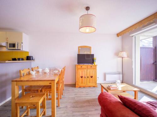 un salon avec une table de salle à manger et une cuisine dans l'établissement Appartement cosy pour 6 personnes avec balcon, parking et accès aux pistes - FR-1-695-9, à Germ