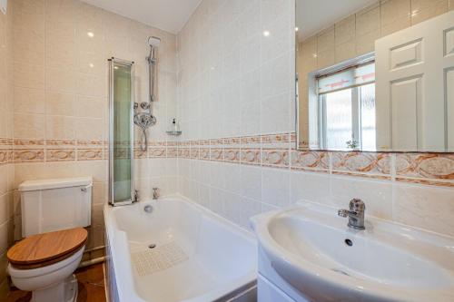 Gamul Place - Quiet City Centre في تشيستر: حمام مع مرحاض ومغسلة وحوض استحمام