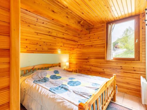 1 dormitorio con 1 cama en una cabaña de madera en Chalet Peyragudes, 4 pièces, 6 personnes - FR-1-695-38, en Germ