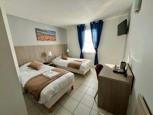 Ένα ή περισσότερα κρεβάτια σε δωμάτιο στο Hôtel Les Arcades