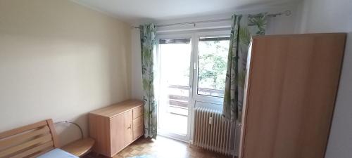 a room with a window and a door with curtains at Wohnung in Bahnhofsnähe mit Balkon - 35 m2 in Gmunden
