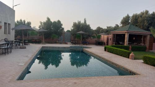 Piscina en o cerca de Riad Dar Chenguiti