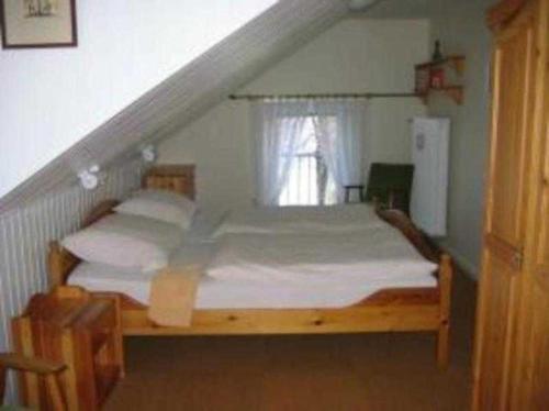 1 dormitorio con 1 cama grande y ventana en Haus am Hang Pension garni, en Scharbeutz