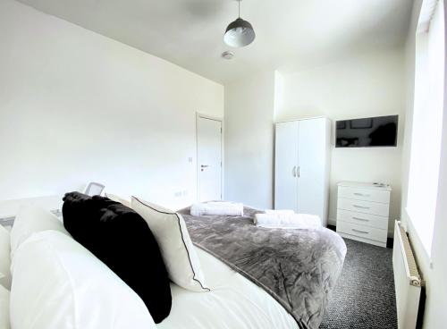 En eller flere senge i et værelse på Burnley Terraced House by BEVOLVE - Free Parking