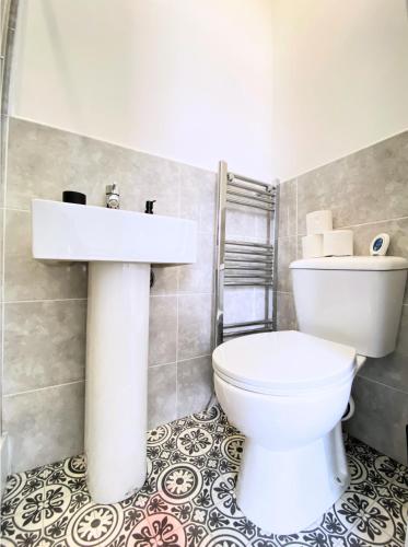 Ванная комната в Burnley Terraced House by BEVOLVE - Free Parking