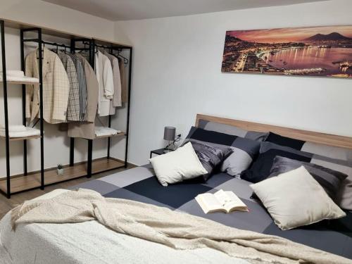 um quarto com uma cama com almofadas e um closet em Casa comoda e centrale in quartiere storico di Napoli em Nápoles
