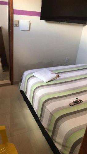 uma cama num quarto de hotel com em HOTEL REQUINTE em Santa Luz