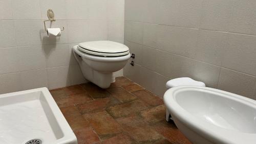 a bathroom with a toilet and a sink and a tub at Villa Felici in Giuliano di Roma