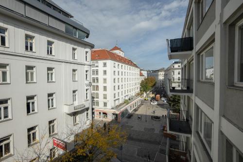 einen Blick über eine Stadtstraße mit Gebäuden in der Unterkunft Charming Apartment with Balcony, Close to Stephansdom Cathedral in Wien