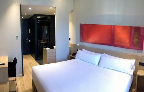 Ένα ή περισσότερα κρεβάτια σε δωμάτιο στο Hotel Àmbit Barcelona