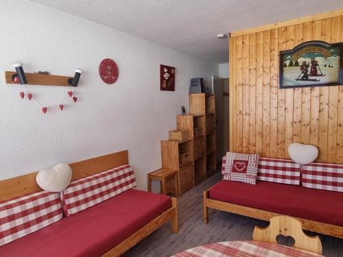 - un salon avec deux bancs rouges et blancs dans l'établissement Studio lumineux cabine ski-in/ski-out, 3/4 pers, vue pistes - FR-1-181-2595, à Aime La Plagne