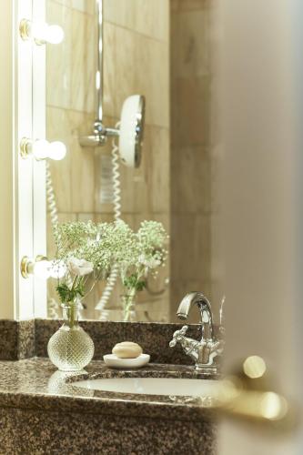 a bathroom counter with a sink and a mirror at Parkhotel Gütersloh in Gütersloh