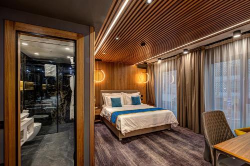 um quarto com uma cama e uma porta de vidro deslizante em Hotel Vibre em Cluj-Napoca