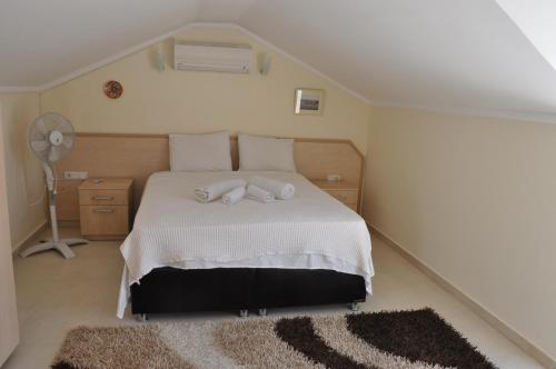 um quarto com uma cama com duas toalhas em Villa Mountain View em Fethiye