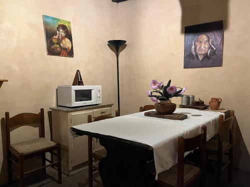 a dining room with a table and a microwave at La Preta Nera in Giuliano di Roma