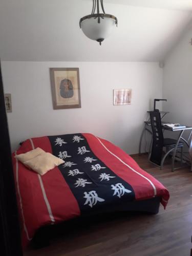ein Schlafzimmer mit einem Bett mit einer rot-weißen Decke in der Unterkunft Casa VIP in Bacău