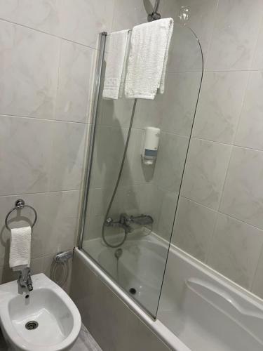 La salle de bains est pourvue d'une douche, de toilettes et d'un lavabo. dans l'établissement Ze da Rampa Hotel, à Aves