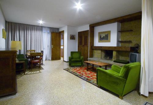 Foto da galeria de Apartamentos la Nogalera em Torremolinos