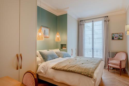 une chambre avec un grand lit et une fenêtre dans l'établissement Paris Wagram Design Residence, à Paris