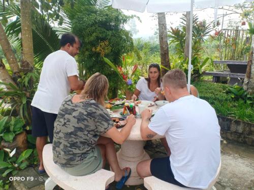 a group of people sitting around a table at Baan Namthip Homestay Trang บ้านน้าทิพย์ โฮมสเตย์ตรัง in Ban Huai To (1)
