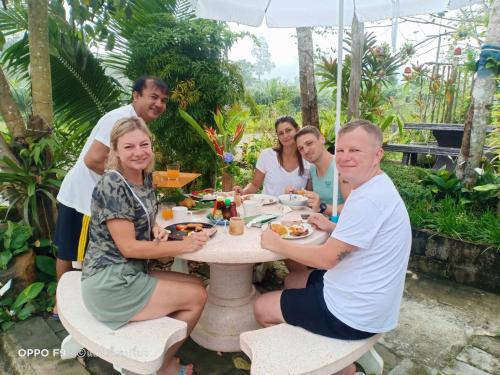 a group of people sitting around a table eating food at Baan Namthip Homestay Trang บ้านน้าทิพย์ โฮมสเตย์ตรัง in Ban Huai To (1)