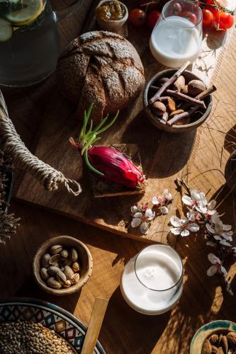 Una mesa con pan y otros alimentos sobre ella. en Buahjar Boutique Home Apartment, en Agrigento