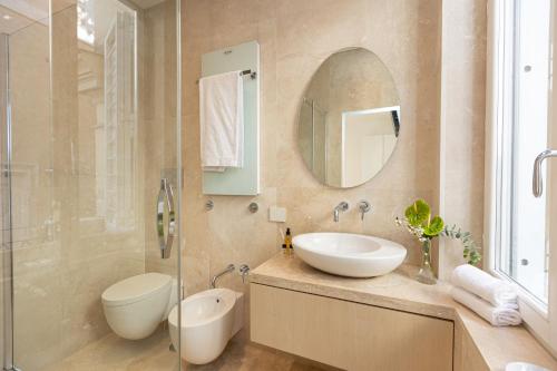uma casa de banho com um lavatório e um espelho em Amazing Cozy Piazza Venezia em Roma
