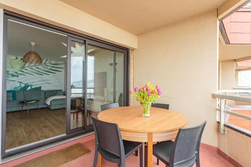 Photo de la galerie de l'établissement OCEAN Superbe appartement vue mer à 2 pas de la plage classé 3 étoiles, à Hendaye