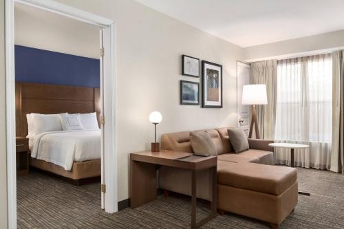 Postel nebo postele na pokoji v ubytování Residence Inn by Marriott Palmdale Lancaster