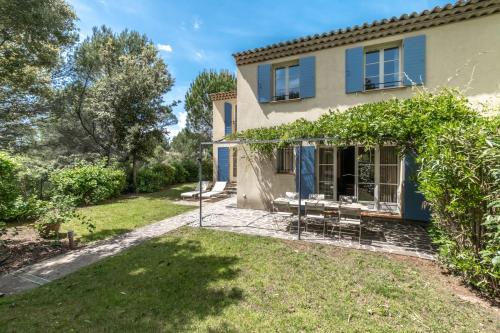 une image d'une maison avec une cour dans l'établissement Les Appartements et Maisons du Domaine de Saint Endréol Golf & Spa Resort, à La Motte