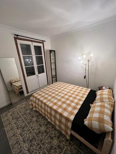 um quarto com uma cama e uma janela em Beautiful apartment in the center em Barcelona