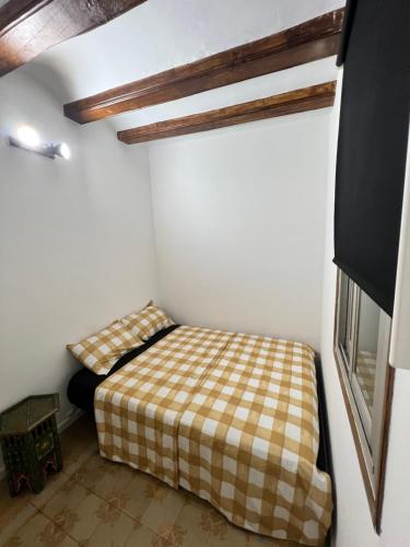 um pequeno quarto com uma cama num quarto em Beautiful apartment in the center em Barcelona