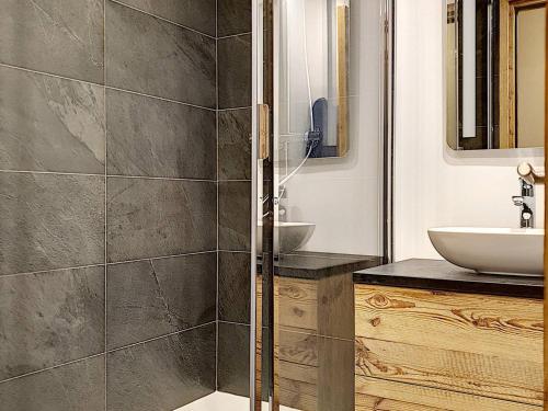 une salle de bain avec douche et lavabo dans l'établissement Superbe 2 Pièces + Cabine Rénové, Pied des Pistes, Val d'Isère, 6 Pers., Parking, Balcon Sud - FR-1-518-42, à Val dʼIsère