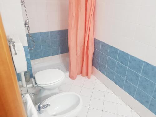 ガリポリにあるAppartamenti Boito Lido San Giovanniのバスルーム(トイレ、洗面台付)