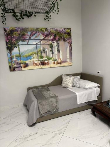 1 dormitorio con 1 cama con una pintura en la pared en Vi Luxury Room en Pagani