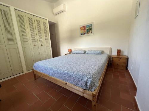 a bedroom with a bed in a room at L'Appartement des Sables in Le Lavandou