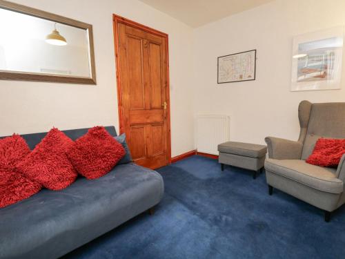 a living room with a couch and two chairs at St Mary's Cottage in Windermere