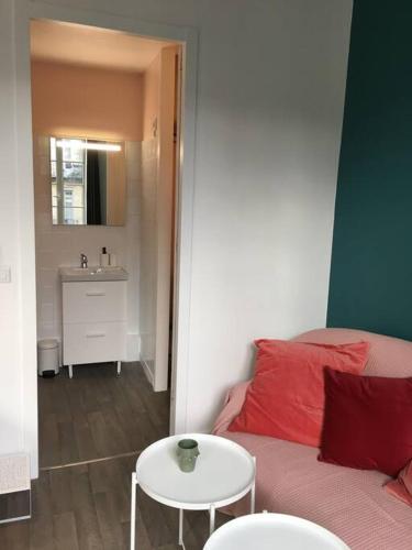 un salon avec un canapé et une table dans l'établissement Studio calme au centre de Bordeaux, à Bordeaux