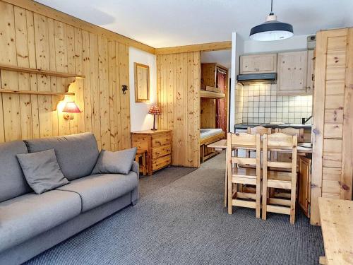 un salon avec un canapé et une cuisine dans l'établissement Studio Cabine Confortable, Central, Balcon Sud, 3 min des Pistes - FR-1-518-121, à Val dʼIsère