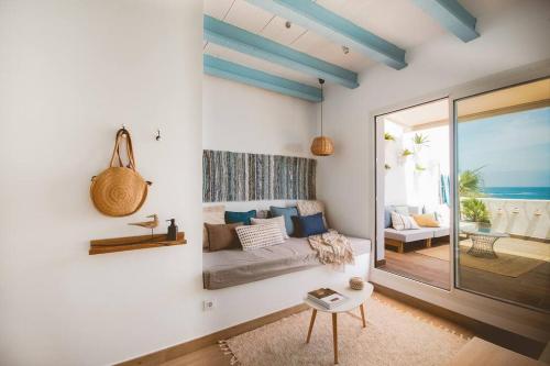 sala de estar con sofá y vistas al océano en The Sun Apartment en Aduanas