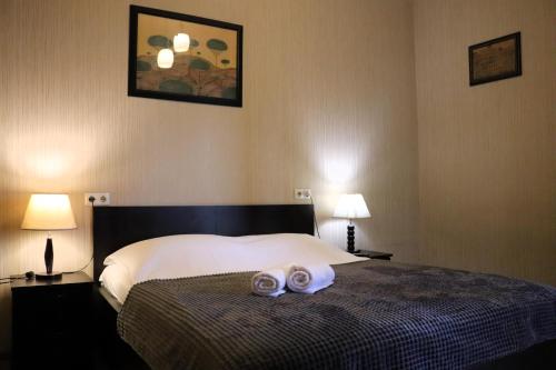 Un dormitorio con una cama con dos toallas encima. en Aivani 8, en Tiflis