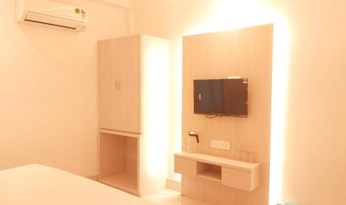 a bathroom with a tv on the wall at S.S Guest House in Varanasi